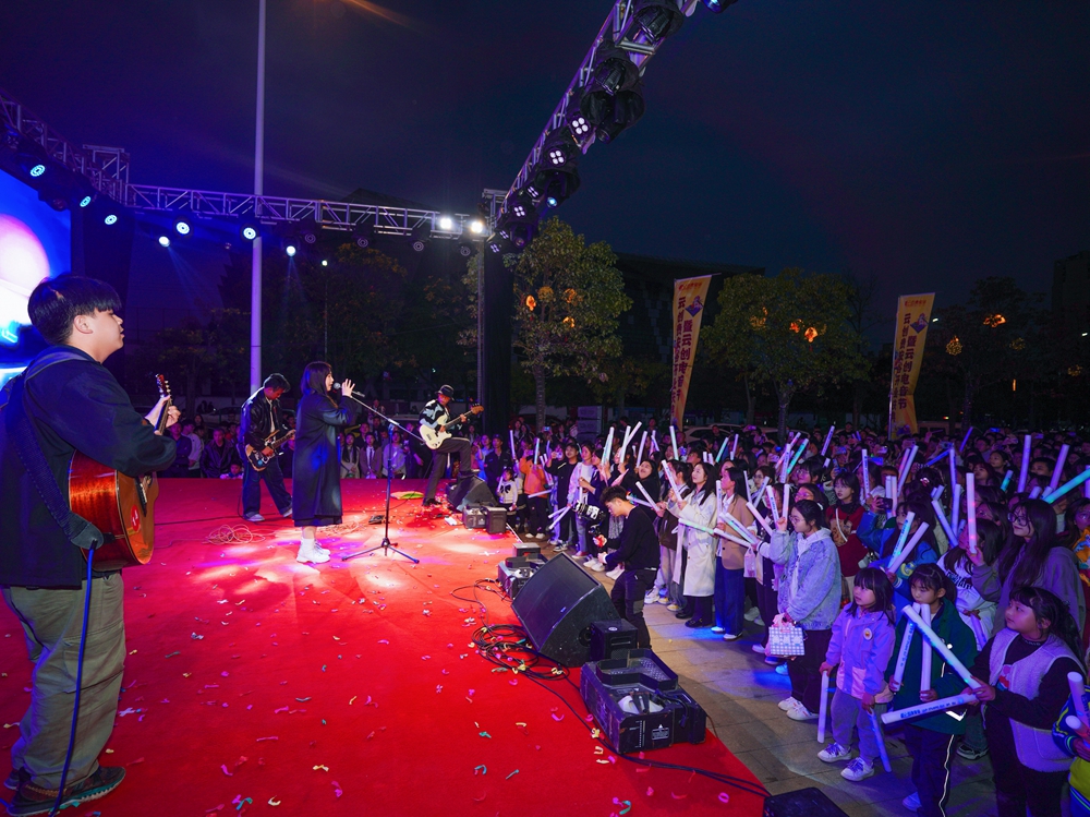 云創(chuàng)貴安谷開業(yè)慶典暨云創(chuàng)電音節(jié)(云創(chuàng)貴安谷開業(yè)揭牌儀式)(圖11) 云創(chuàng)貴安谷開業(yè)慶典暨云創(chuàng)電音節(jié)(云創(chuàng)貴安谷開業(yè)揭牌儀式)(圖11)